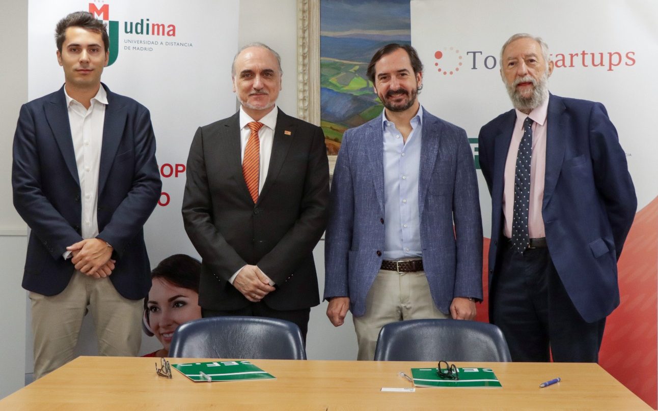 Los responsables académicos y los presidentes de esta nueva FinTech Academy: Salvador Molina y Arturo de las Heras, en el centro, flanqueados de Santiago Hernández, por CEF, y Fernando Moroy, por MAD FinTech.